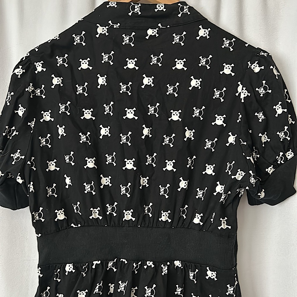 Torrid Black Skull and Crossbones Short Sleeve Shirt Top **Size 0**☠️☠️ - Picture 4 of 5